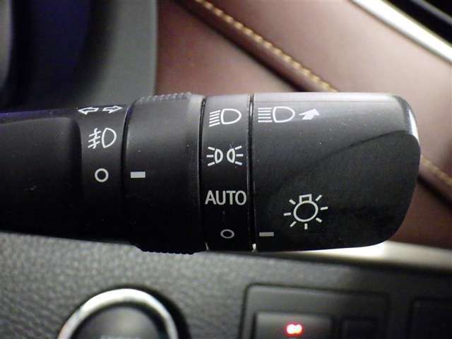 【オートライト】車外の明るさに応じて、自動的にライトの点灯・消灯をしてくれます。