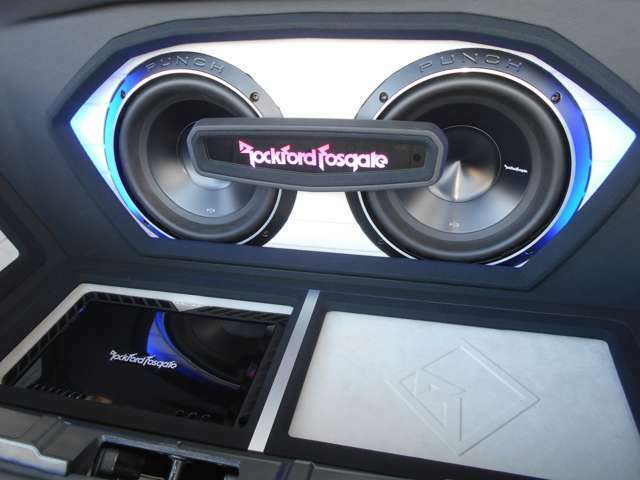 アメリカで設立されたロックフォード・フォズゲートのスピーカー・ウーファー・アンプがトランクにセットされています。　メーカーに純正採用されている高音質をお楽しみください。
