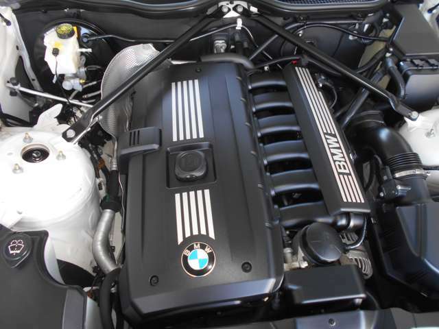 搭載されているエンジンはN52型！177馬力トルク23.5kgを発生！！BMW伝統の直列6気筒NAエンジンは気持ちの良い吹け上がりが楽しめ、駆け抜ける歓びを体感して頂けるエンジンですよ。