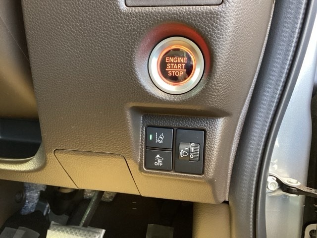 スライドドアは通常のドアに比べて、車のボディーに対し平行に開閉し、開けてもスペースを取りません。出入り口が大きいドアはお子様のいるご家庭はもちろん混んだ駐車場でも大活躍