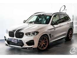 外装は純正ホワイトとなる『アルピンホワイト』ボディです。