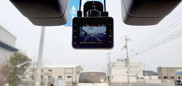 運転中や駐車中の事故を証拠映像で残すことができるドライブレコーダー。車のナンバーや人物など周囲の状況を映像で残せるので、あおり運転の対策としても注目されています。この機会にご相談ください！