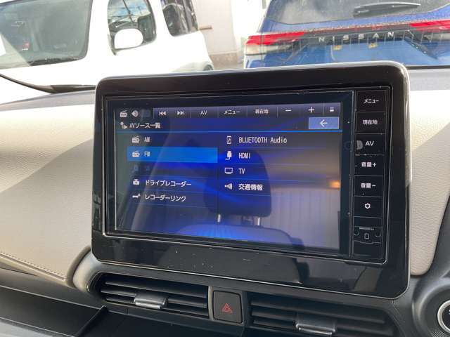 BluetoothやフルセグTV、スマホのミラーリングも出来るHDMIなどオーディオ機能も充実してます。