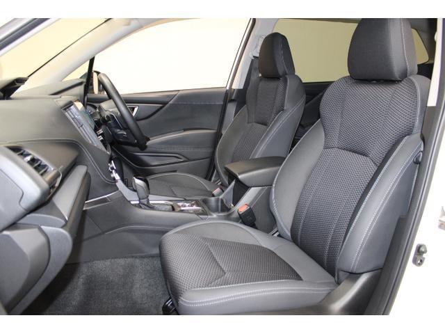 フロントシートは乗り心地とサポート性を追求。移動の疲労を軽減し、正確な操作を支えます。