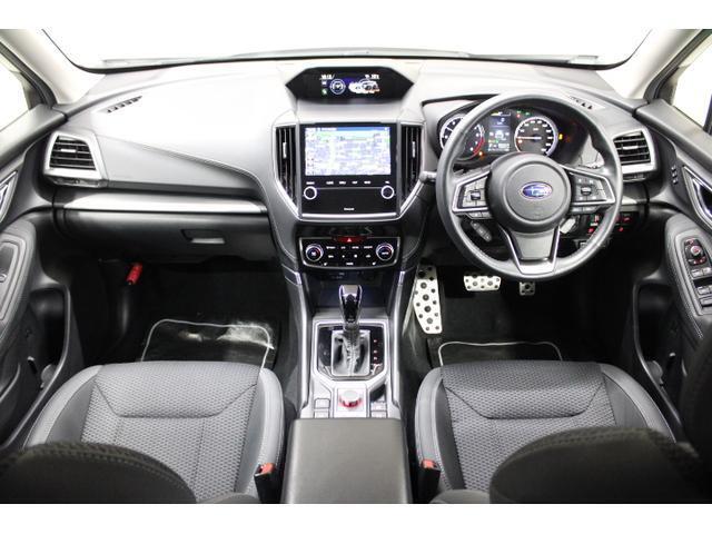 シンプルな仕立てと快適さにこだわったインテリアが、乗る人全員を心地よさで満たします。