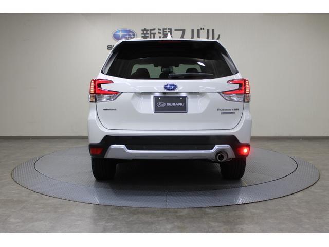 リヤフォグランプ装備で、悪天候でも後方からの視認性を確保！明るい赤色灯が後続車両にしっかりと存在を知らせ、追突防止に貢献します。