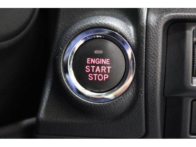 キーレスアクセス＆プッシュスタート。アクセスキーを携帯していればドアのロック/アンロックはドアンの部に触れるだけでOK。エンジンスタートはこのボタンをワンプッシュ。