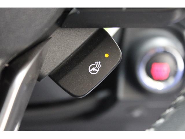 寒い日も手元を素早くあた温めるステアリングヒーター。