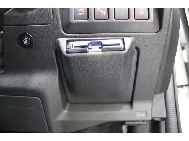 ETC車載器は専用ビルトインカバーでプッシュスタートスイッチ下にビルトイン。