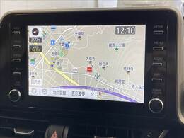 【純正ディスプレイオーディオ】FM・AMラジオやブルートゥース接続など多彩な機能を併せ持っており、インパネ周りがすっきりしてますね！