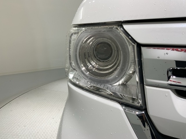 LEDヘッドライトは、点灯の瞬間から最大光量を発揮し、突然暗くなるトンネルなどでの安定感を高めます。