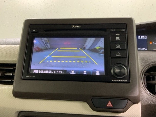 リバースギアに入れるだけで後方の表示へ切り替わります。夜間や雨の日の駐車も楽になりますよ。