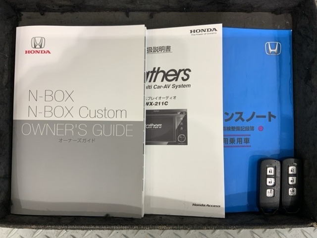 スマートキーは鍵をバッグに入れたままでもドアロックの開閉やエンジンのON・OFFができます。夜間や雨の日も鍵を探さなくて良いので便利です。