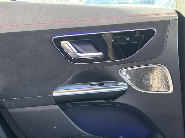メモリー付パワーシートが装備されている車両は、シートの位置・ドアミラーの角度・ハンドルの位置を3名まで記憶出来ます。