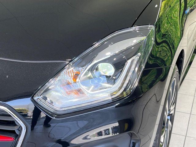 【LEDヘッドライト】悪天候や夜間走行時も良好な視界を確保し安心して運転できる高輝度LEDヘッドライトを装備！点灯速度が早く、消費電力も抑えられています。