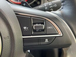 【アダプティブクルーズコントロール】高速道路での長距離走行が楽に！！自動で速度を保つクルーズコントロールが、衝突軽減システムと連携し、前方の車両を感知して車間を保つように速度調節してくれます！！