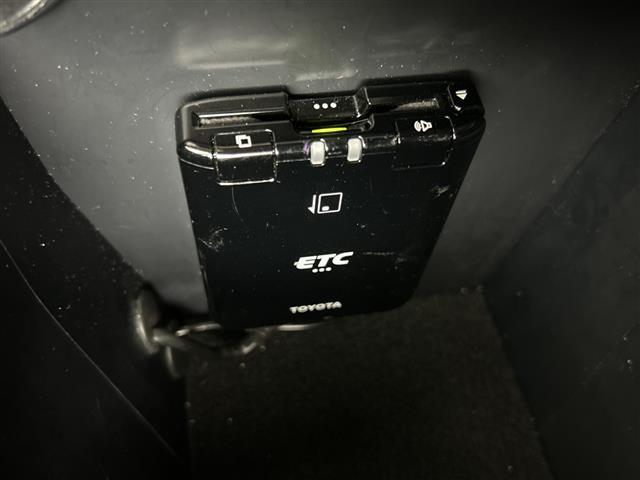 【ETC】有料道路を利用する際に料金所で停止することなく通過できる、ETC車載器（ノンストップ自動料金収受システム機器）が装備されています。セットアップを行うことで利用可能になります。