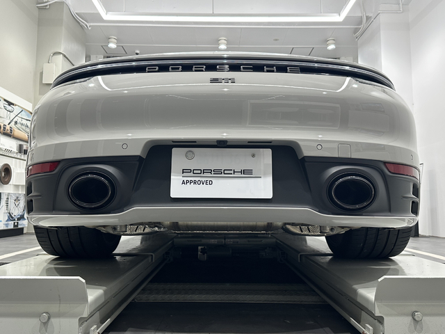 オプション：センターコンソールアームレストのポルシェクレストエンボス加工、メーターパネル（ホワイト）、ポルシェダイナミックライトシステムプラス (PDLS Plus) を含む