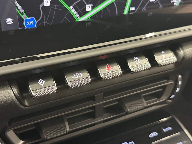 直ぐに使いたいボタンは手元に設置されております。