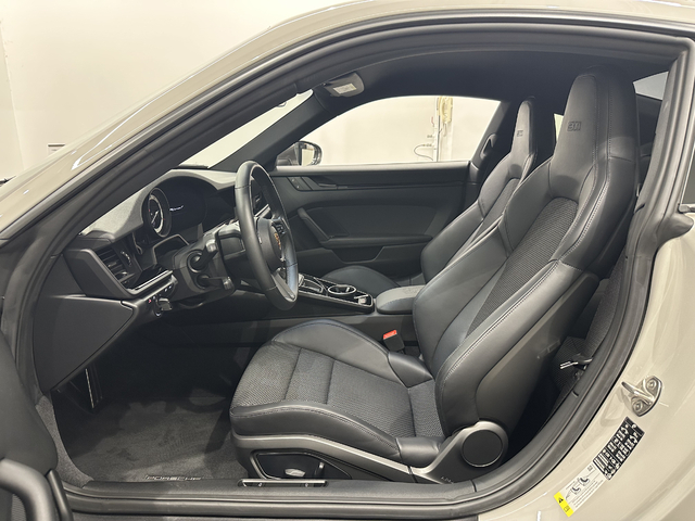 内装色はブラックです。