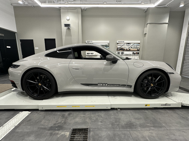 オプション：リアアクスルステアリング、パワーステアリングプラスホイール（サテン ブラック塗装）、GTスポーツステアリングホイール(ヒーター付き) 、911ロゴ