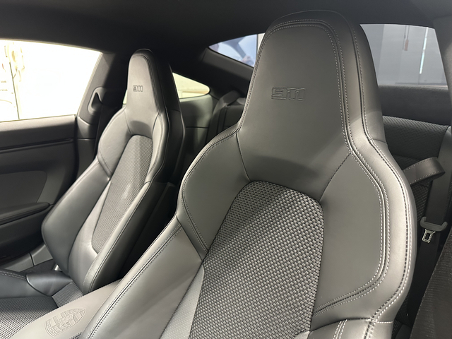 フロントのシートのコンディションは良好です。