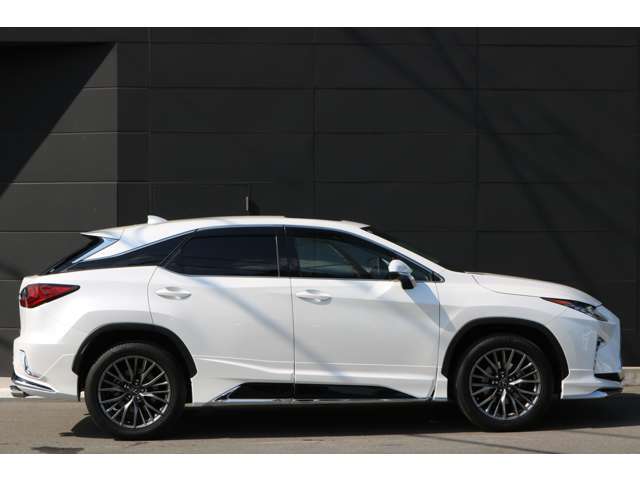 ◆禁煙車◆SR◆モデリスタエアロ(F/S/R)◆モデリスタ4本出しマフラー◆茶革エアシート◆前後シートヒーター◆リアエンターテインメント◆パノラマビュー◆カラーHUD◆三眼LEDヘッドライト◆後席電動格納◆純正ナビ◆