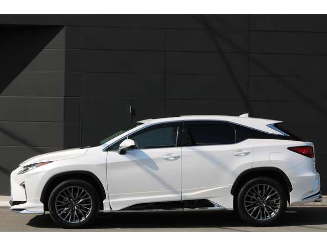 ◆禁煙車◆SR◆モデリスタエアロ(F/S/R)◆モデリスタ4本出しマフラー◆茶革エアシート◆前後シートヒーター◆リアエンターテインメント◆パノラマビュー◆カラーHUD◆三眼LEDヘッドライト◆後席電動格納◆純正ナビ◆