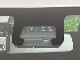 【スズキ　セーフティサポート】走行中に前方の車両等を認識し、衝突しそうな時は警報とブレーキで衝突回避と被害軽減をアシスト。より安全にドライブをお楽しみいただけます。
