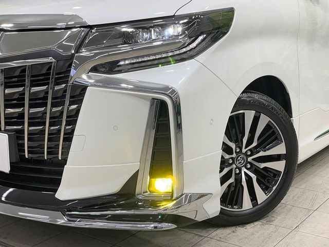 【三眼LEDヘッドライト】スタイリッシュな見た目の三眼LEDヘッドライトを装備♪スタイルだけでなく、夜間の走行も視界良好で安心してお乗りいただけます。