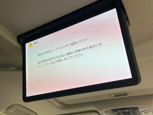 【フリップダウンモニター】大画面モニターで後席でもエンタメをお楽しみいただけます。小さなお子様にも大人気の装備です♪