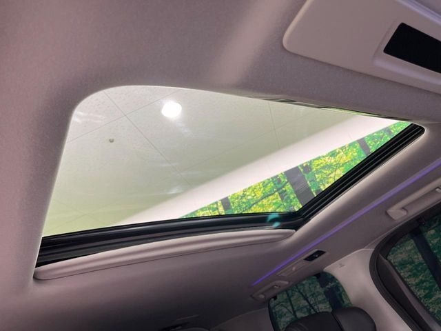 【サンルーフ】開放感たっぷりの希少装備、サンルーフが装着されています！車内に明かりを取り入れたり景色を楽しむ以外にも、車内の空気も簡単に換気できて快適です！