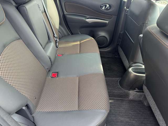 ●リヤシートも使用感が少なく清潔な状態です☆同乗者の方も気持ちよくご同車できますね☆是非ご覧ください♪♪