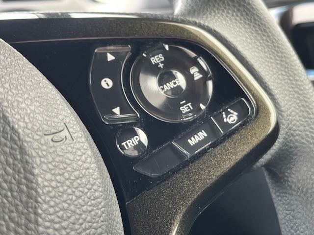 【クルーズコントロール】搭載車です。アクセルペダルを踏み続けることなく一定速度で走り続けられるので高速道路での運転による疲労軽減やアクセル操作を減らして燃費向上にも繋がります。