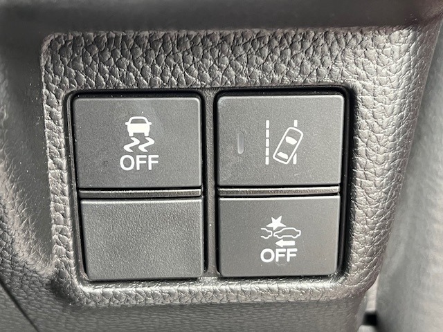 インテリアに馴染む純正ナビがついております。Honda自慢のインターナビは渋滞情報だけでなく天気情報、災害情報、安否情報など多彩な情報をご提供するHonda独自の「通信型ナビ」となっております。
