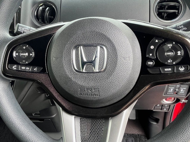 【ステアリングスイッチ】が付いており運転中に前方から目線をそらすことなくオーディオ等の操作が可能なので安心・快適にカーライフをお楽しみいただけます。