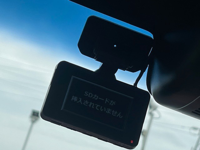 【ETC車載器】がついておりますので高速道路などの有料道路の料金所を停止することなく通過できます。当店でセットアップも可能ですのでご納車当日よりご利用いただけます。