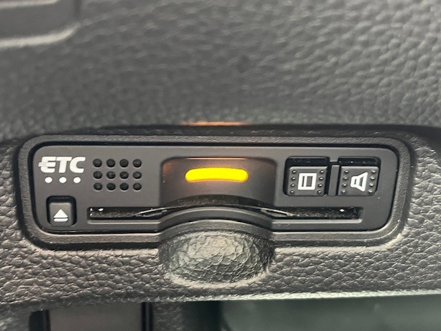 スマートキーや運転席のスイッチ操作のほか、ドアハンドルを少し引くだけで自動開閉します。狭い場所でのドアの開閉に困らないだけでなく強風時やお子様がドアを開けて隣の車にぶつけてしまうことも防いでくれます。