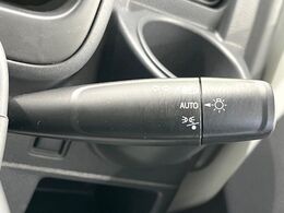 【オートライト】周りの明るさに応じて自動でヘッドライトの点灯・消灯ができる機能です！ライトの付け忘れ・消し忘れなどが無くなり、雨の日や夕方の走行も安心！トンネル通過時も便利ですね♪