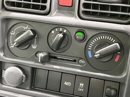 寒い冬も暑い夏も全席に快適な空調を届けてくれる、ダイヤル式エアコンを装備♪