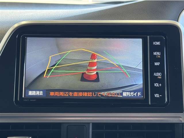バックモニター付きです。車の後方に小型カメラが付いており、バックする際の後方の様子をモニター上に表示します。