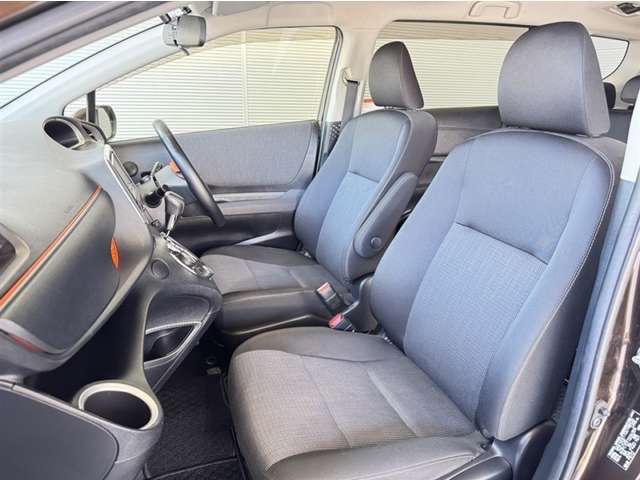 トヨタ中古車「まるごとクリーニング」施工済。外装はもちろん内装はシートを外して見えない所まで徹底洗浄しています。