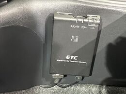 【ETC】高速道路の料金所をストレスなく通過！話題のスポットやサービスエリアに多い「スマートIC」利用時は必須のアイテムです。当店でセットアップを実施、ご納車当日からすぐにご利用いただけます！