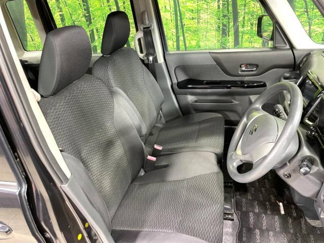 運転席まわりには十分なスペースがあり、大柄な方でもゆったり運転していただける環境です。