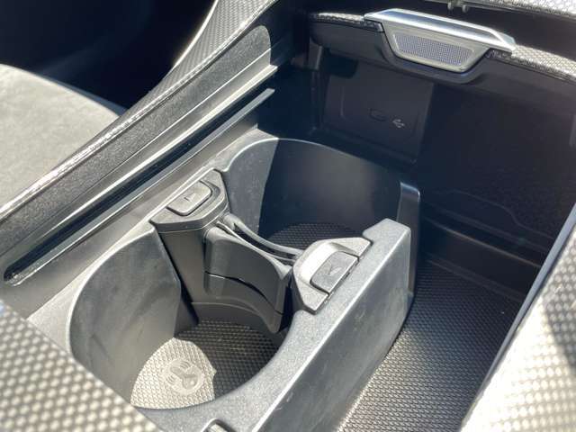 【運転席操作部】『運転席周辺の装備』の画像になります。快適なドライブを楽しむための機能が装備されています！運転席から触れるので使いやすいです！