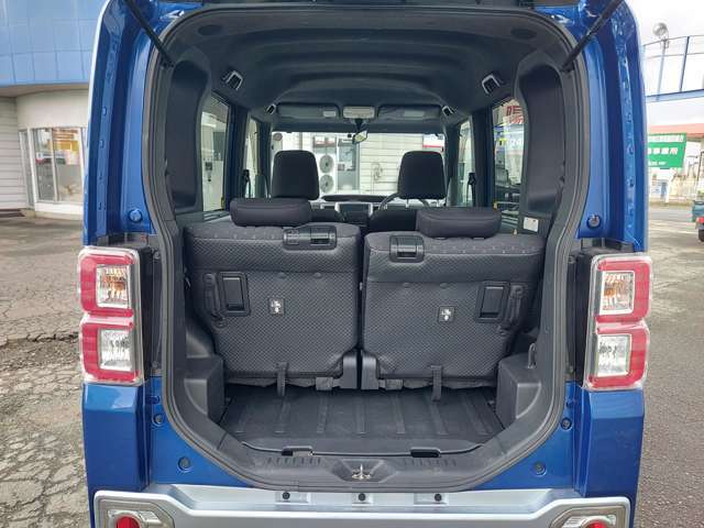 後席を倒すと荷室が更に広くなります！