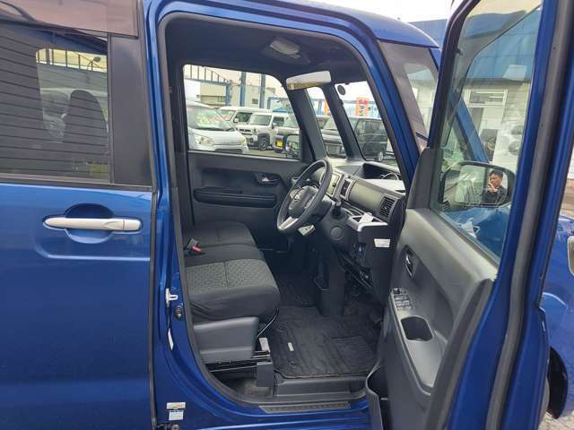 ベンチシートで室内広々！開放感もいいですね☆