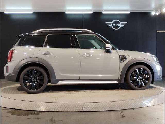 ☆MINIの車の始まりは大人四人がギリギリ乗れるコンパクトな車です！！今となっては3ナンバーですが、もともとは5ナンバーの車でした！！