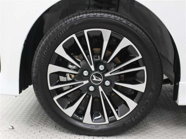 15インチアルミホイール(切削)が装着されています。タイヤサイズ165/55R15