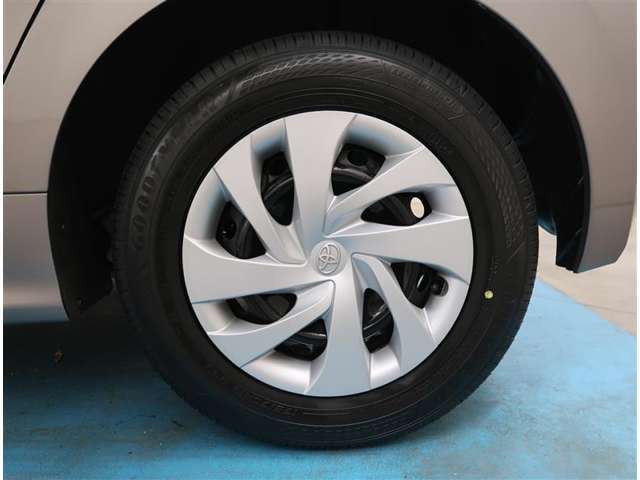 【タイヤ・ホイール】タイヤサイズ175/70R14の純正ホイールです。タイヤ溝は約7mmになります。